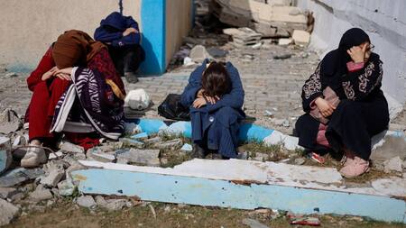 Pacientes palestinos evacuados del hospital Naser. Foto: Reuters.