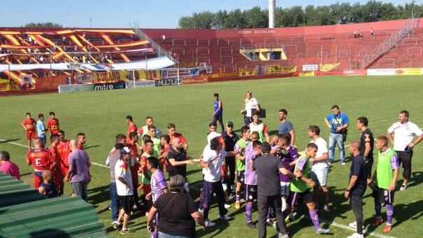 Video: barras de Deportivo Español quisieron agredir a hinchas de Sacachispas en pleno partido