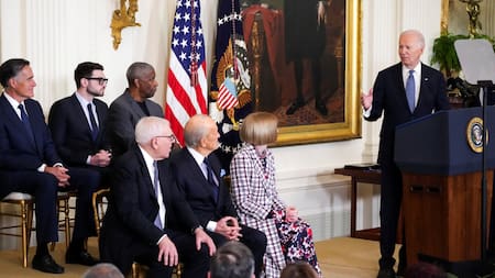 Joe Biden entregando la Medalla Presidencial de la Libertad. Foto: Reuters