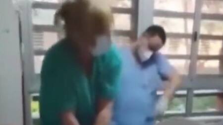 Médicos y enfermeros que reían mientras hacían RCP. Foto: captura de video