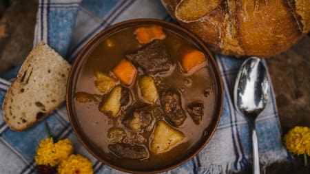 Paso a paso: cómo hacer goulash, el guiso húngaro económico ideal para pasar la ola polar