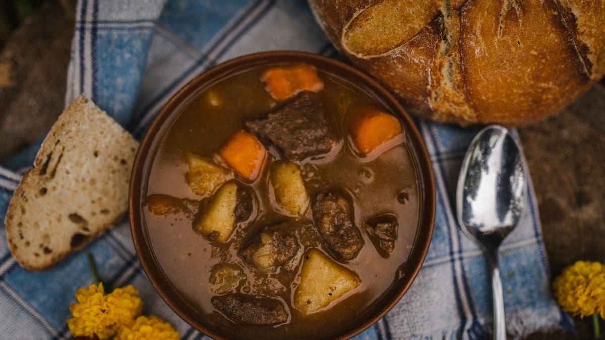 Ideal para enfrentar el frío sin engordar: la receta del guiso bajo en calorías que no lleva arroz ni fideos