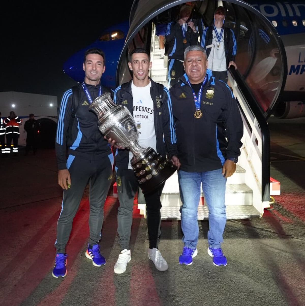 Lionel Scaloni, Ángel Di María y Chiqui Tapia. Foto: X Argentina.