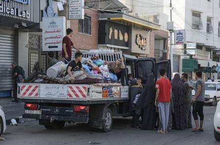 Miles de personas se marchan de Gaza ante el aumento de ataques de Israel. Foto: EFE.