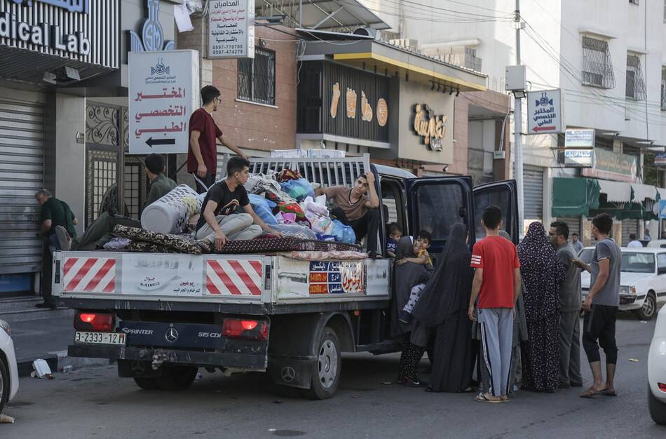 Miles de personas se marchan de Gaza ante el aumento de ataques de Israel. Foto: EFE.