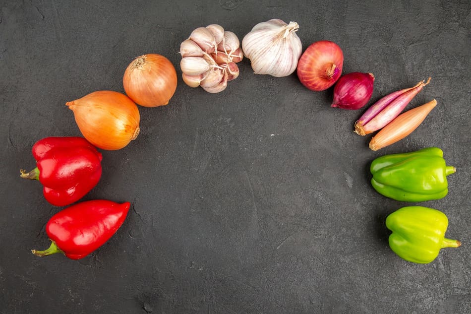 Sofrito ajo cebolla morrón comida verdura vegetales. Foto Unsplash