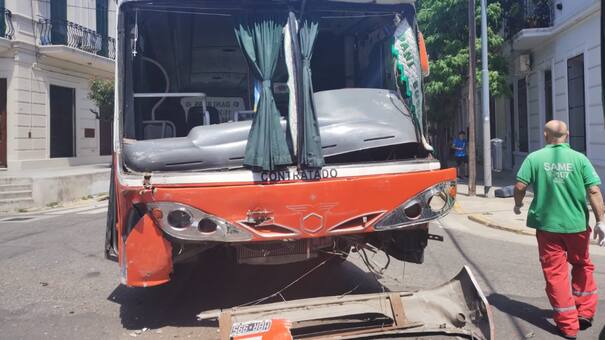 Chocaron un colectivo y un micro escolar en La Boca: al menos 25 menores fueron asistidos por el SAME