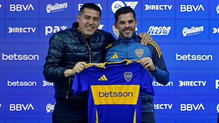 Fernando Gago y Riquelme. Foto: X @BocaJrsOficial