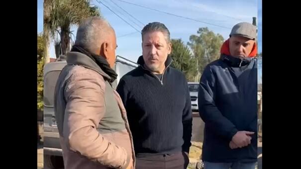 Gustavo Menéndez recorrió obras en la calle Marconi, trabajos fundamentales para unir barrios