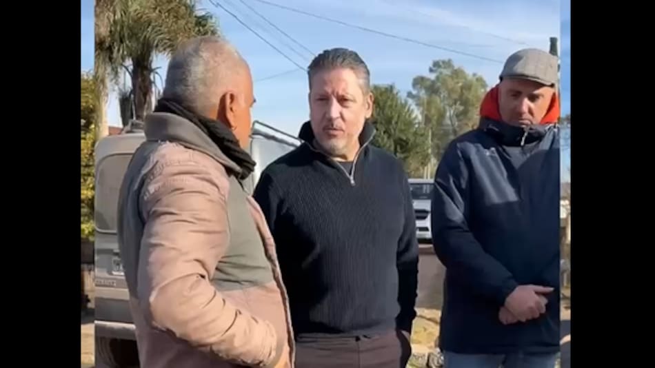 Gustavo Menéndez recorripo obras en la calle Marconi.