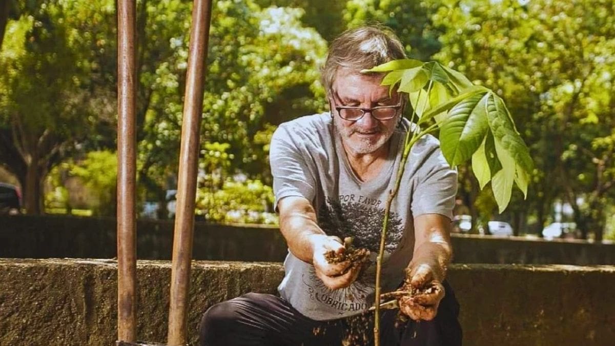 Es jubilado, tiene 75 años y plantó más de 41.000 árboles.