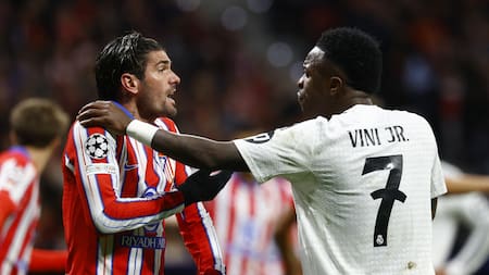 Rodrigo de Paul junto a Vinícius. Foto: Reuters/Susana Vera