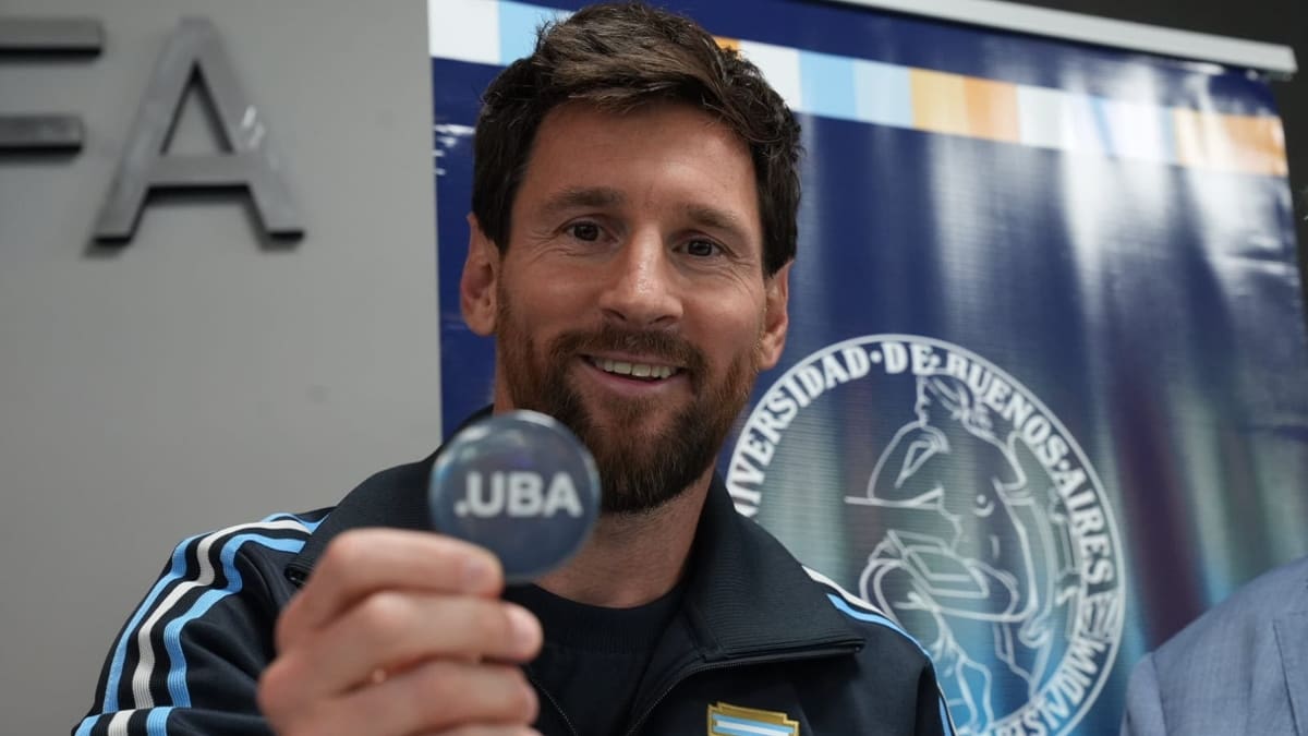 Lionel Messi recibió este martes 6 de octubre el Doctorado Honoris Causa de la Universidad de Buenos Aires (UBA).