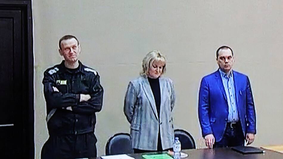 Alexéi Navalny junto a sus abogados. Foto: Reuters
