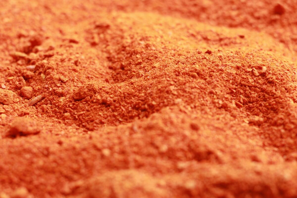 Droga, polvo rojo. Foto Unsplash.