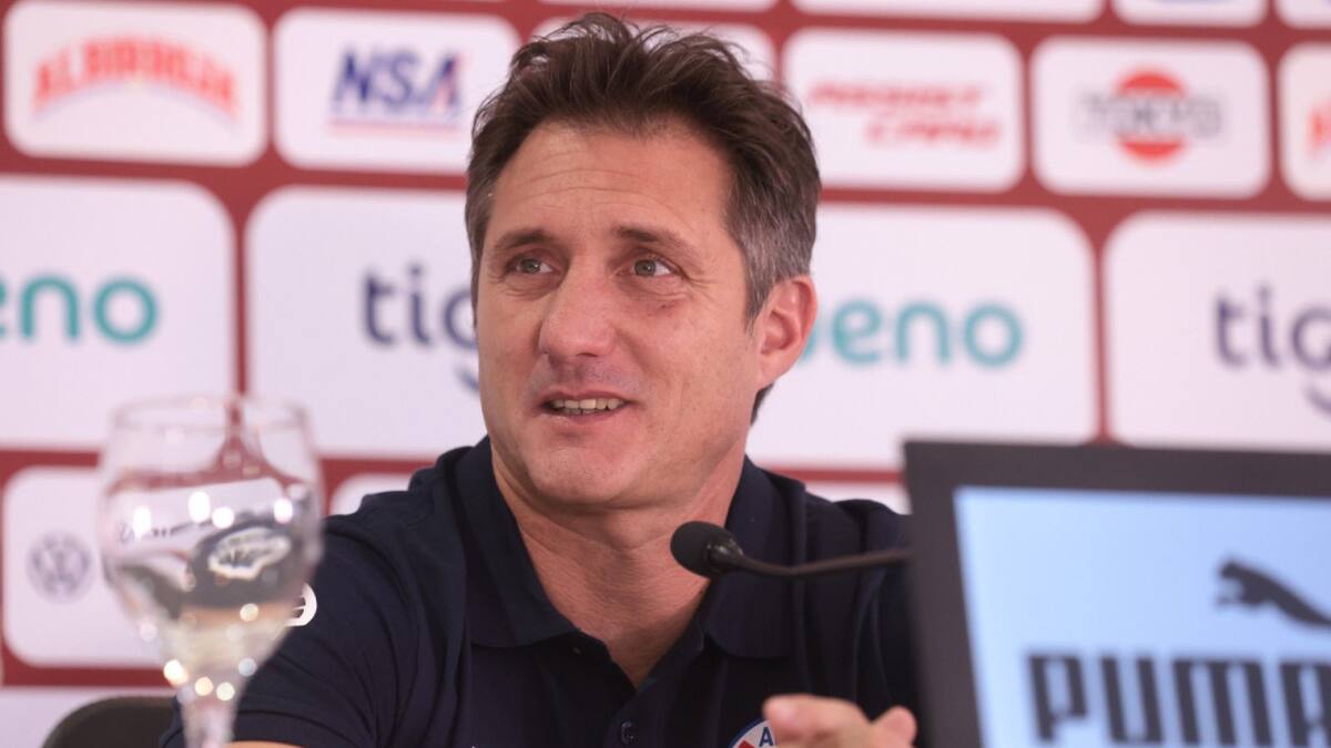 Guillermo Barros Schelotto, entrenador de Paraguay. Foro: Twitter @Albirroja.