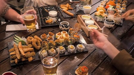 Izakaya: la tradición del after office japonés se instala en Buenos Aires, con el sake como protagonista