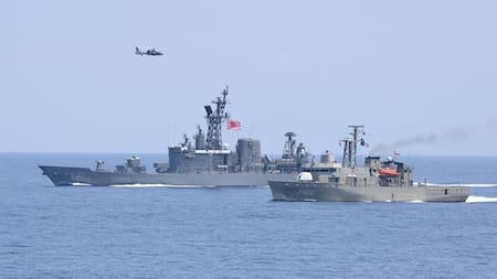 Los barcos japoneses Kashima y Shimanaze.