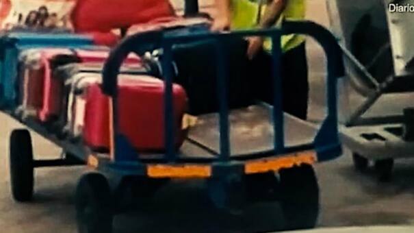 Video viral: captan a empleado de aeropuerto quitando pertenencias de valija de pasajero