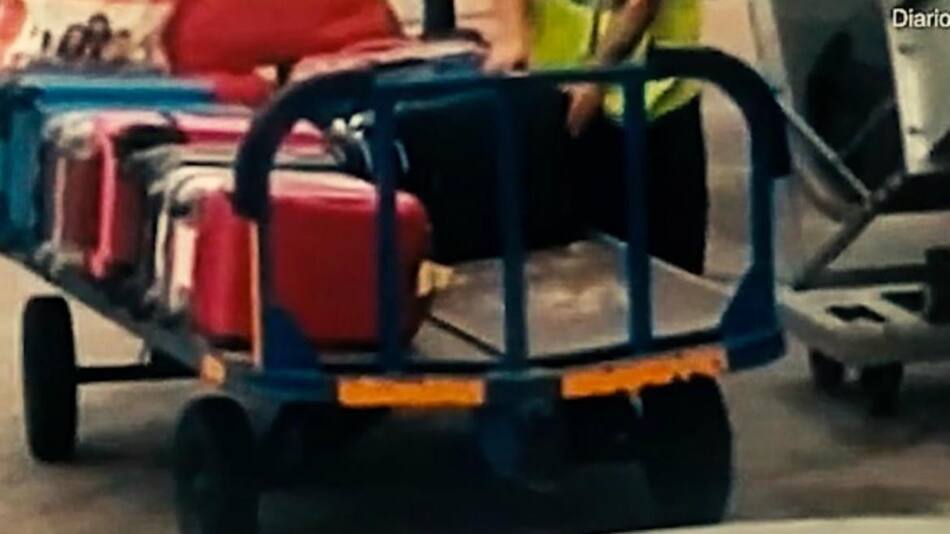 Viral empleado de aeropuerto quitando pertenencias de la valija de pasajero, Ibiza