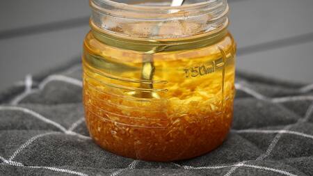 Ajo y miel, aderezo gustoso para las ensaladas. Foto: Unsplash.