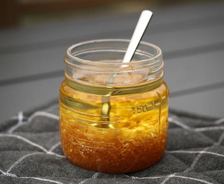 Aceite y ajo, aderezo. Foto: Unsplash.