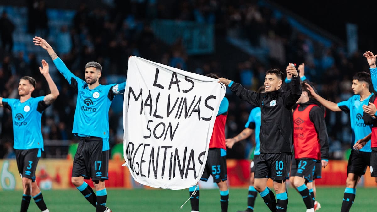 Jugadores de Belgrano con la bandera de Las Malvinas son argentinas.