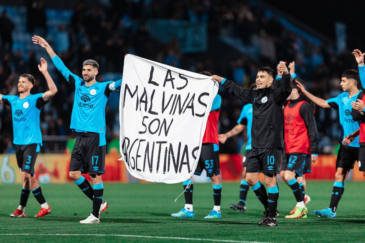 Jugadores de Belgrano con la bandera de Las Malvinas son argentinas.