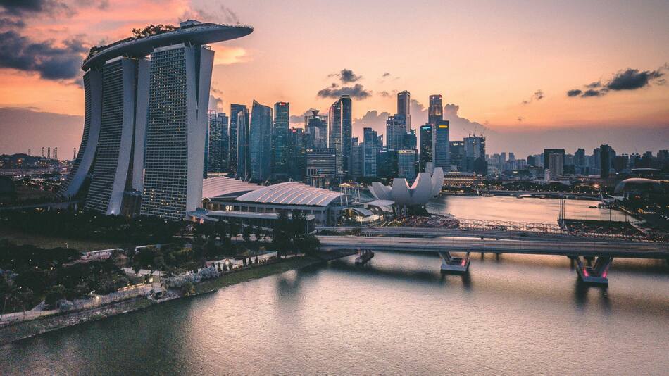 Un país rico que supo tener altos índices de pobreza y desempleo. Foto: Unsplash.