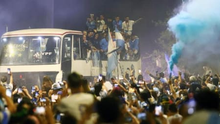 Llegada de los jugadores argentinos. Foto: NA