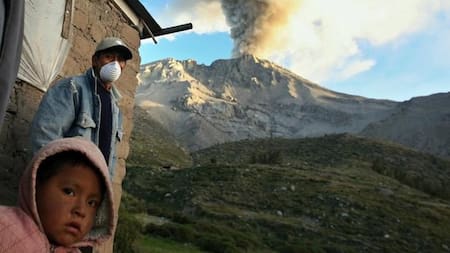 Un residente local con mascarilla en la zona del volcán Ubinas, en Perú. Foto: Reuters.