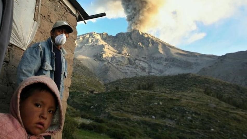 Un residente local con mascarilla en la zona del volcán Ubinas, en Perú. Foto: Reuters.