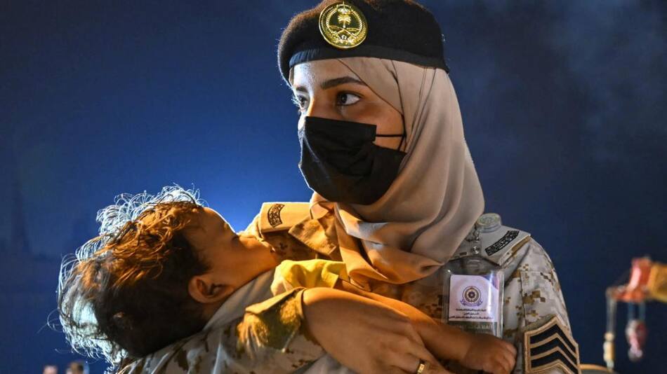 Un miembro de la Armada Real Saudita asiste a un niño que fue evacuado por la Armada Saudita de Sudán_Foto Reuters