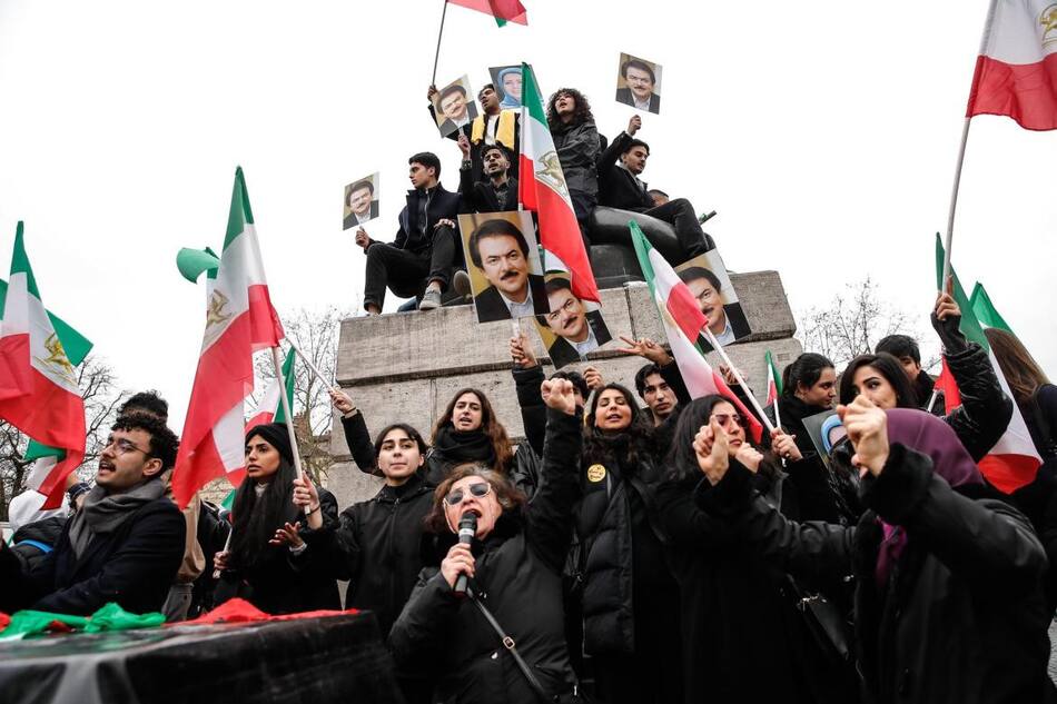 Acto en las calles de parís en apoyo a las protestas en Irán. Foto EFE