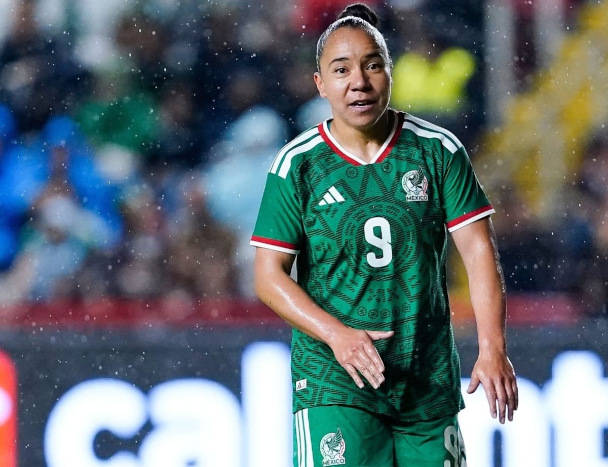 Charlyn Corral con la camiseta de la Selección de México.