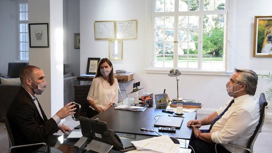 Alberto Fernández junto a Martín Guzmán y Fernanda Raverta. (Foto: Presidencia)