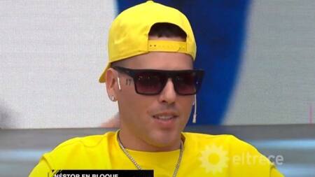 El cantante Néstor en Bloque. Foto: Twitter
