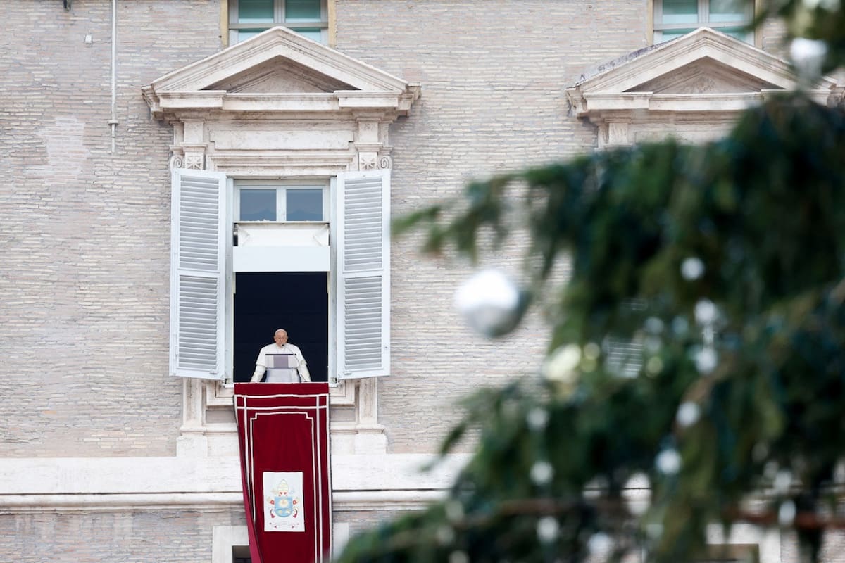 El papa Francisco durante el rezo del ángelus en la plaza de San Pedro. Foto: Reuters