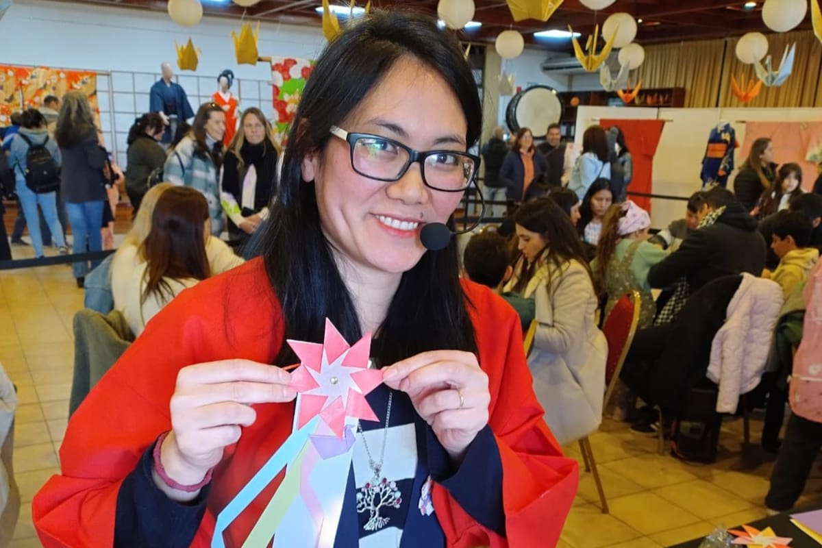 En el Patio Magnolia, docentes guían al público en la creación de figuras simples en sesiones dinámicas durante todo el fin de semana.