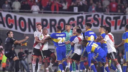 Pelea en el final del Superclásico; River Plate vs. Boca Juniors. Foto: Télam.