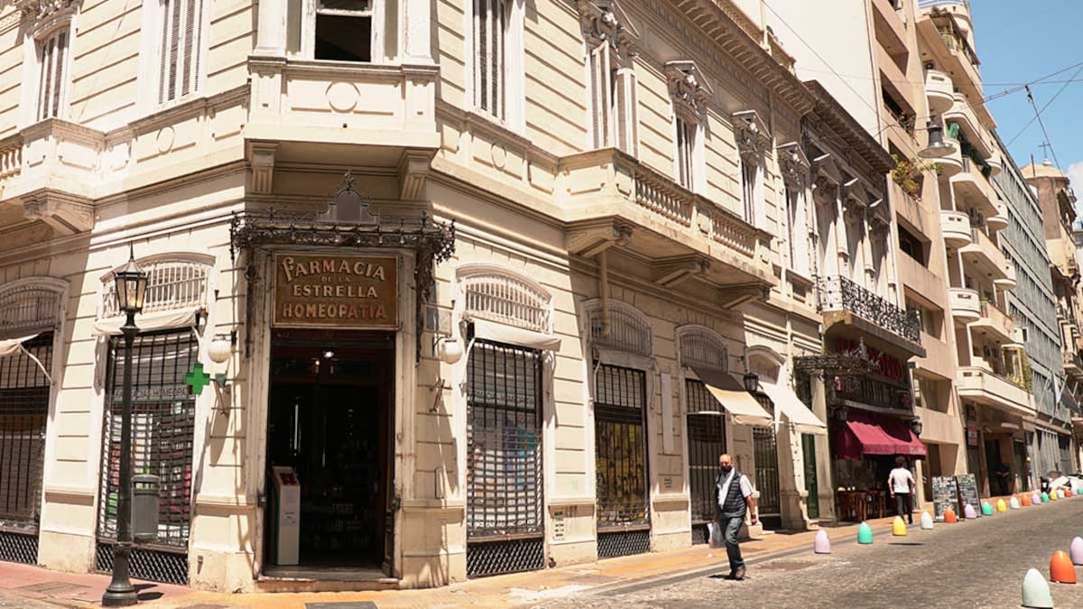 Fachada de la Farmacia La Estrella, la más antigua de Buenos Aires, en Defensa y Alsina, Monserrat. Actualmente es parte de Buenos Aires Museo.