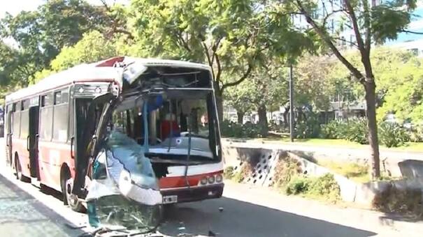 Violento choque entre dos colectivos en el Metrobús de la 9 de Julio: al menos 17 heridos