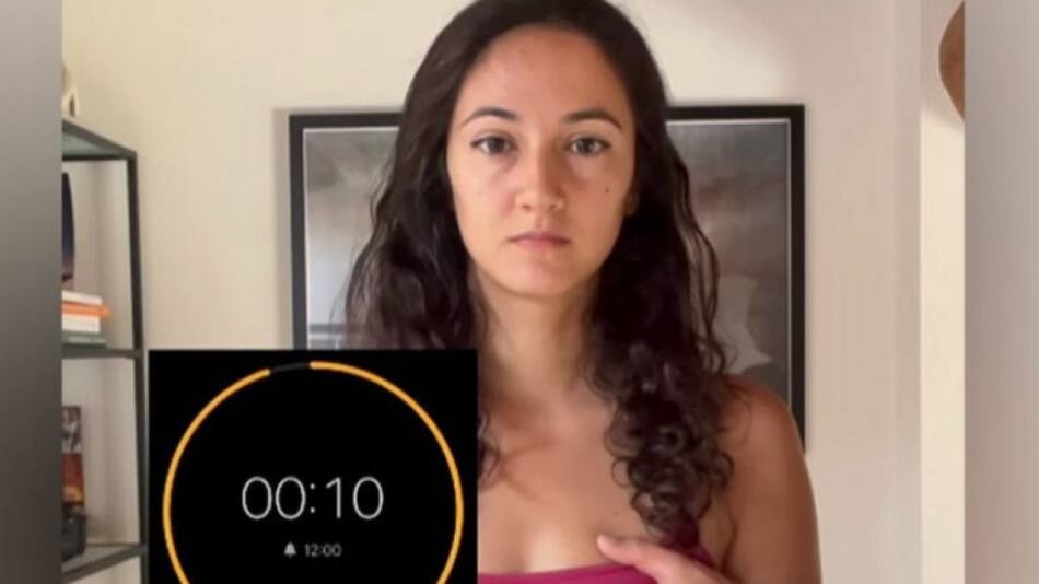 Personas que pasan 10 segundos tocandose el cuerpo para imitar el abuso en Italia. Foto: Captura de video.