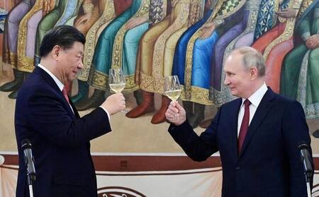 Vladimir Putin brindando con su par chino Xi Jinping durante una recepción en el Kremlin en Moscú_ Rusia._ 21 marzo 2023_Foto Reuters