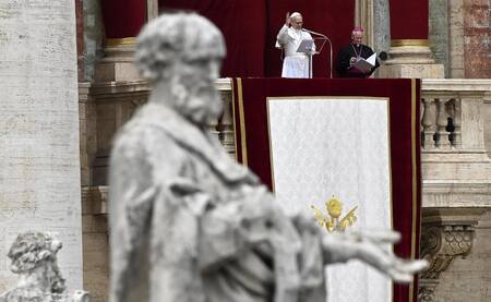 El papa León XIV dirige la oración del Regina Caeli desde la logia central de la Basílica de San Pedro en la Ciudad del Vaticano, el 11 de mayo de 2025. (Papa) EFE/EPA/ETTORE FERRARI