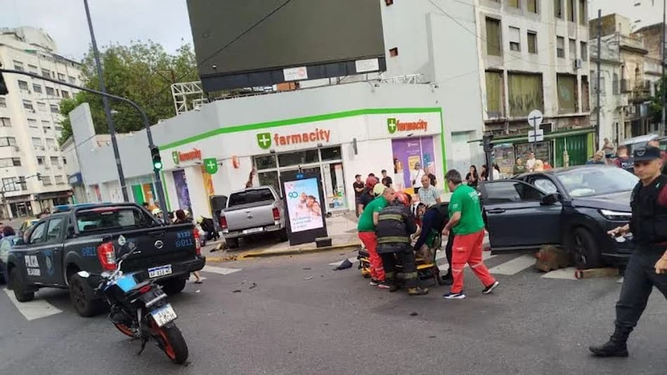 Accidente de una camioneta que se incrustó en una farmacia de Caballito.