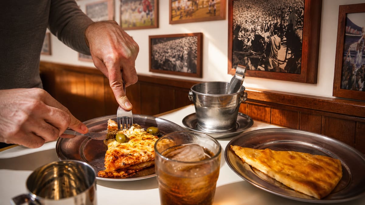 La pizzería histórica de La Paternal que volvió a la vida después de 73 años y enamora con su pizza al molde