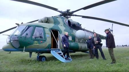 Vladímir Putin, presidente de Rusia, descendiendo de su helicóptero. Foto: X/@InfoAgeStrategy