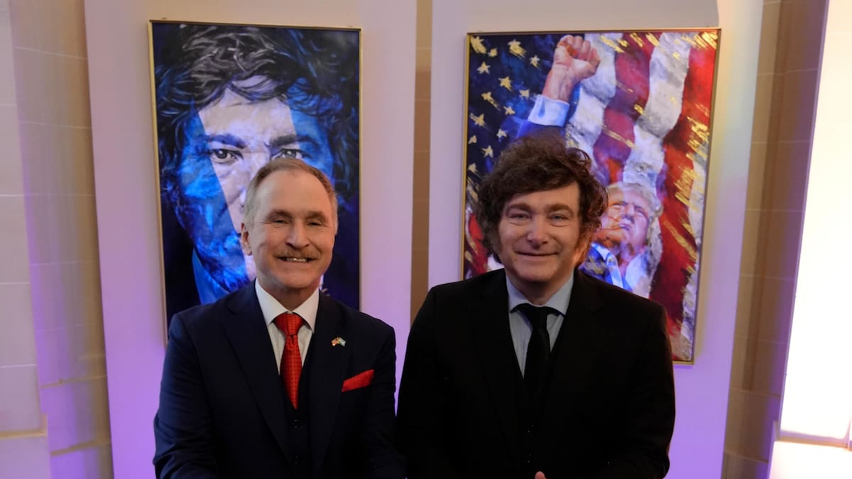 Milei asistió a los festejos por el Día de la Independencia de EEUU en la Embajada y puso en duda su viaje: ¿se verá con Trump?