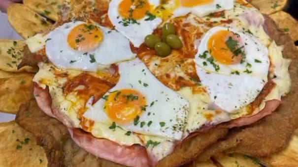 Comida, fútbol y vino en pingüino: el bodegón ubicado dentro de un club y reconocido por sus abundantes platos